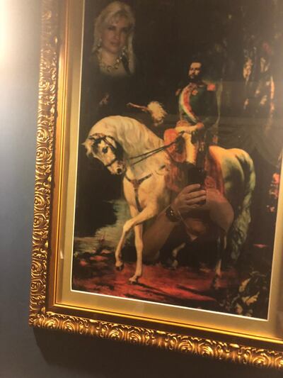 Un cuadro del Mariscal López con la foto de Dalia López en uno de sus ángulos. Cuadro hallado dentro de la mansión de la empresaria prófuga.