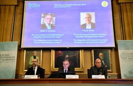 per-strmberg-i-gran-k-hansson-c-and-per-krusell-d-anuncian-a-los-laureados-del-premio-nobel-de-economia-en-la-real-academia-de-ciencias-de-su-73613000000-1763663.JPG