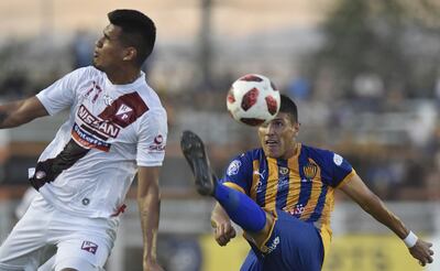 Óscar Chiquito Giménez no llega al balón, por detrás aparece Óscar Noguera para el rechazo.