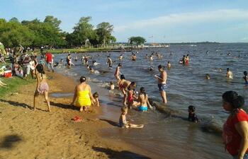 No olvides verificar que la playa esté habilitada para bañistas.