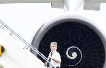 el-cantante-de-iron-maiden-pilota-el-premier-vuelo-comercial-de-air-djibouti-134940000000-1488297.jpg