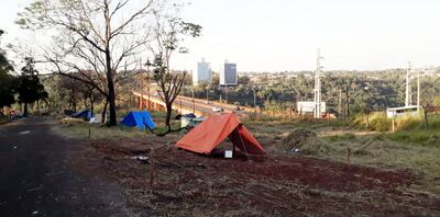 Las precarias carpas ubicadas en el predio invadido, a la altura del Km 4 de Ciudad del Este, donde ingresaron unas 300 familias, entre ellas una importante cantidad de niños, que viven en lamentables condiciones.