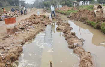 pobladores-de-itapuami-temen-que-la-pavimentacion-del-tramo-luque-limpio-sea-un-fracaso-denuncian-supuesta-venta-de-cementos-de-la-obra--203616000000-1344946.jpg