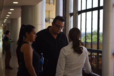 Los imputados conversan con su abogada antes de la audiencia preliminar.