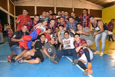 El equipo de F.B.C festejando con la copa.