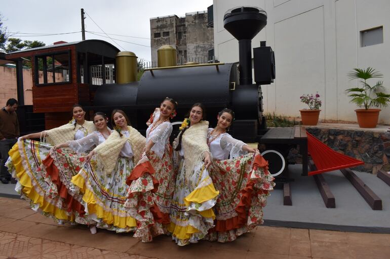 Bailarinas durante el acto de inauguración.