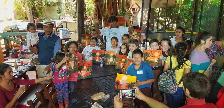 Renzo (centro, remera blanca) y los niños que participaron de la jornada "Pintando Sonrisas".