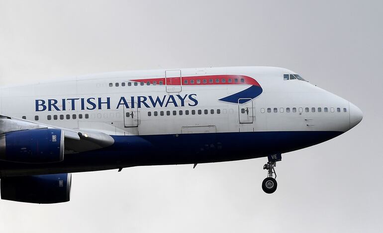 Un avión de British Airways (BA) se prepara para aterrizar en el aeropuerto de Heathrow en Londres.