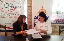la-directora-de-la-asociacion-industrial-hotelera-del-paraguay-lic-monica-caballero-durante-la-firma-del-acuerdo-de-cooperacion-junto-con-la-direct-210125000000-1050899.jpg