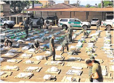 Los gendarmes recorren entre los paquetes de marihuana paraguaya que fueron incautados.
