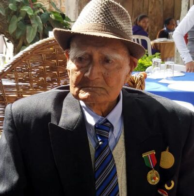 Don Antolin Sánchez Fleitas luce en la solapa de saco sus medallas de héroe.