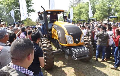 El presidente Mario Abdo  al volante de un tractor ayer en Liberación, San Pedro, donde se lanzó la campaña sesamera 2019-20. Lo acompaña en la máquina (a la izq.) el ministro Rodolfo Friedmann.