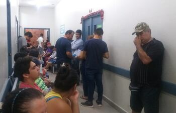 Pacientes esperando atención en el hospital del Instituto de Previsión Social (IPS) de Luque.