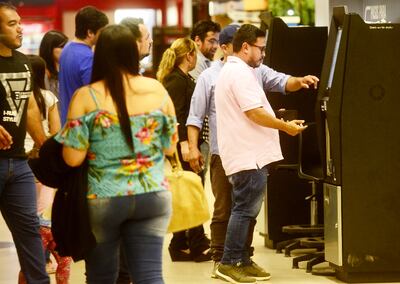 Los cajeros automáticos para el pago por estacionamiento están ubicados en la zona de embarque del aeropuerto.