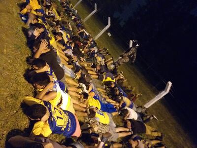 Más de la mitad de los barrabravas eran menores de edad. Estos fueron entragados inmediatamente a sus padres, mientras que los adultos quedaron demorados.