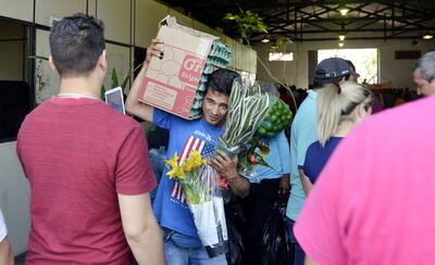 Una de las tantas personas que ingresaron a Aduanas de Ciudad del Este y saquearon el depósito.