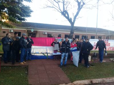 Los concejales y los vecinos tomaron la  Municipalidad desde las 6:00.