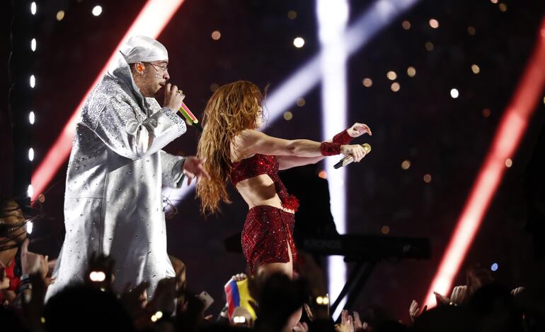 Bad Bunny y Shakira durante el espectáculo de medio tiempo del Super Bowl.
