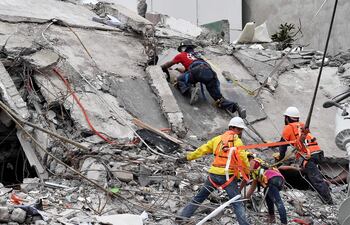 rescatistas-siguen-trabajando-en-los-escombros-de-los-edificios-caidos-por-el-sismo-en-mexico-que-dejo-273-victimas-fatales-y-mas-de-100-desaparecido-203514000000-1631071.jpg