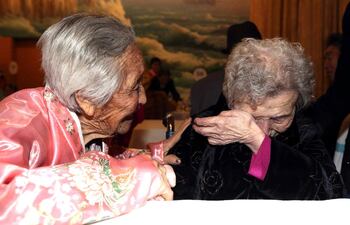 la-surcoreana-de-87-anos-lee-young-sill-d-llora-durante-un-reencuentro-con-su-hermana-norcoreana-de-84-lee-jung-sill-durante-una-de-las-reuniones-212015000000-1051411.jpg