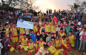 plantel-principal-del-club-nueva-estrella-que-se-consagro-campeon-de-la-liga-de-guayaybi--224814000000-1618758.jpg