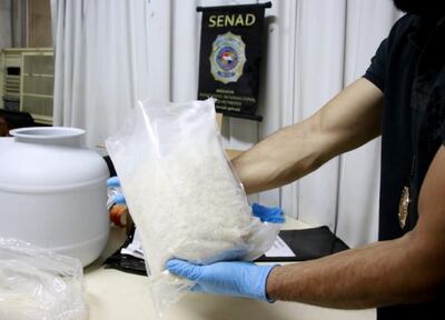 Un agente de la Senad verifica el cargamento que fue enviado desde Estonia y cuyo destino final era un laboratorio del este.