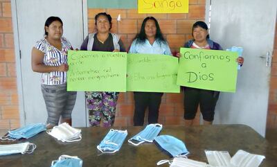 Mujeres de la comunidad Enlhet Yalve Sanga, de Boquerón, elaboraron mascarillas y piden que la gente se quede en su casa