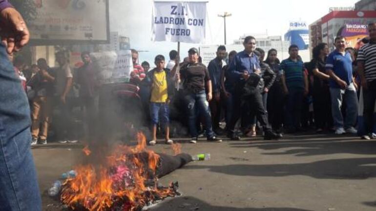 Los manifestantes quemaron un muñeco que representaba a Javier Zacarías. 