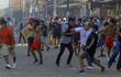 Manifestantes enfrentan a la policía durante la huelga nacional convocada por sectores ciudadanos contrarios a la reelección del presidente boliviano, Evo Morales, en Santa Cruz.