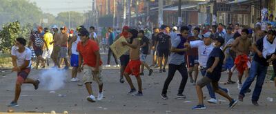 Manifestantes enfrentan a la policía durante la huelga nacional convocada por sectores ciudadanos contrarios a la reelección del presidente boliviano, Evo Morales, en Santa Cruz.