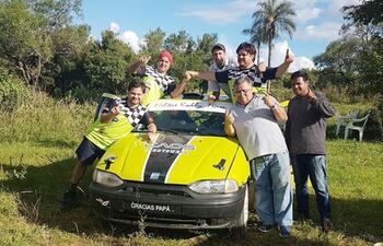 rodrigo-miltos-celebra-el-triunfo-en-la-general-f2-con-los-miembros-de-su-equipo-en-villeta-foto-de-facebook--214929000000-1629747.jpg
