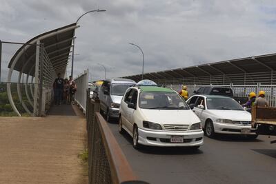 Paraguayos y brasileños cruzaban diariamente el puente de la Amistad para hacer compras del otro lado de la frontera.