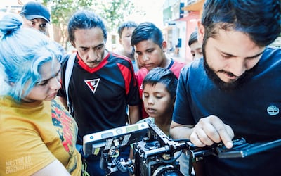 Javier Enciso observa cómo queda una de las tomas del videoclip, junto al director de fotografía Óscar Ayala Paciello, en la Chacarita.