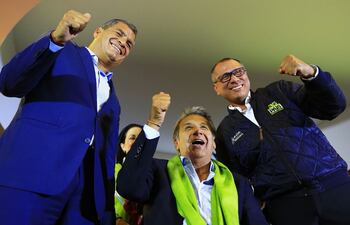 el-candidato-oficialista-lenin-moreno-c-acompanado-del-presidente-de-ecuador-rafael-correa-i-y-del-vicepresidente-jorge-glas-efe-03709000000-1570797.jpg