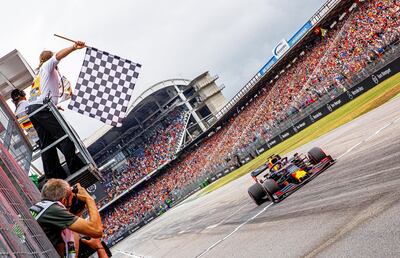 Bandera a cuadros para el holandés Max Verstappen (Red Bull) en el GP de Alemania.