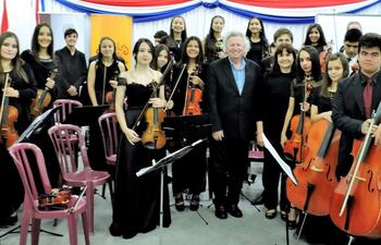 integrantes-de-la-orquesta-sonidos-de-la-tierra-con-luis-szaran-el-instituto-de-bellas-artes-es-de-la-facultad-de-ciencias-aplicadas-de-la-unp--210515000000-1656823.jpg