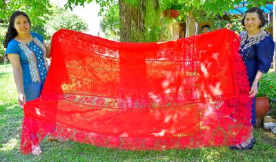 Finos manteles ideales para adornar las mesas por las  fiestas de fin de año  son comercializados por las artesanas.