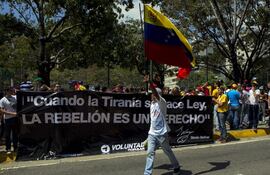 imagen-de-una-de-las-manifestaciones-de-hace-un-mes-contra-el-gobierno-en-venezuela-que-prohibe-las-protestas-de-la-ciudadania-mientras-activa-ma-202351000000-1058241.jpg