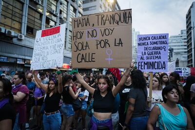 Miles de mujeres uruguayas participan este domingo de la marcha por el 8M en Montevideo (Uruguay). Una marea feminista invadió la principal avenida de la capital de Uruguay en un nuevo aniversario del 8 de marzo con gritos, cantos, pancartas y la lucha en pos de la igualdad que se reivindica cada año. "Muerte al patriarcado"; "No estamos todas" o "Yo no salí de tu costilla, tu saliste de mi útero", eran solo algunas de las leyendas que se podían leer en las miles de pancartas que las mujeres sostenían por lo alto.