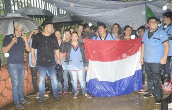 un-grupo-de-empleados-de-la-empresa-de-limpieza-zayr-se-manifesto-ayer-bajo-la-lluvia-frente-al-ministerio-de-salud--191948000000-1769046.jpg