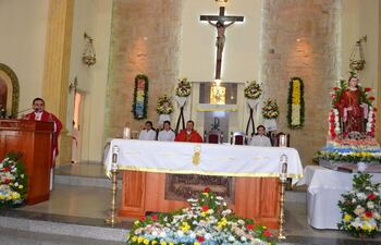 el-sacerdote-nicolas-acosta-presidio-ayer-la-misa-de-las-0900-en-la-iglesia-de-emby--193502000000-1488026.jpg
