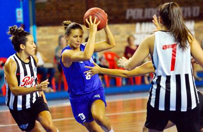 Marta Peralta intenta filtrarse ante la marca de la liberteña Karina Vega, en un partido anterior.