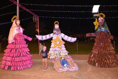 Un pequeño observa la obra hecha plenamente con botellas plásticas.