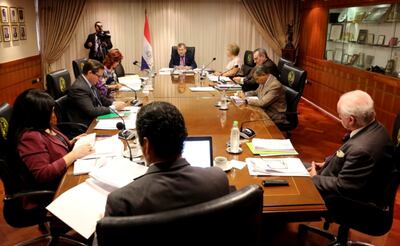 La CSJ  en la sesión plenaria de ayer, donde por mayoría se resolvió suspender sin goce de sueldo a tres jueces y una fiscala de Paraguarí, por su actuación en un caso de abuso sexual a una niña.