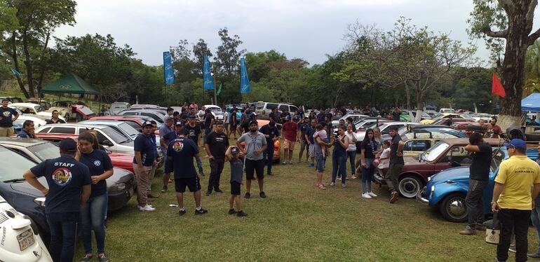Exitosa exposición de autos antiguos a favor de Bomberos Voluntarios