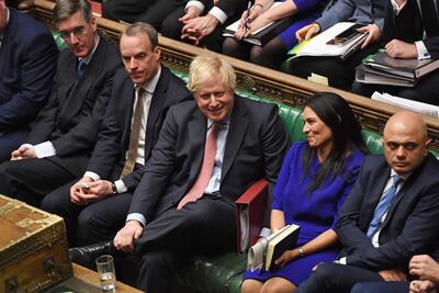 El primer ministro Boris Johnson junto a los legisladores del partido conservador, en la Cámara de los Comunes.