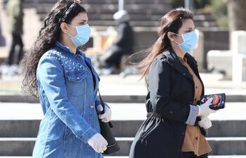 Personas con una máscara protectora caminan en Ankara, el 17 de marzo de 2020, en medio del temor al brote de Covid-19.