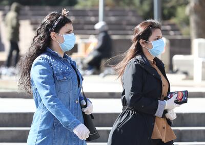 Personas con una máscara protectora caminan en Ankara, el 17 de marzo de 2020, en medio del temor al brote de Covid-19.