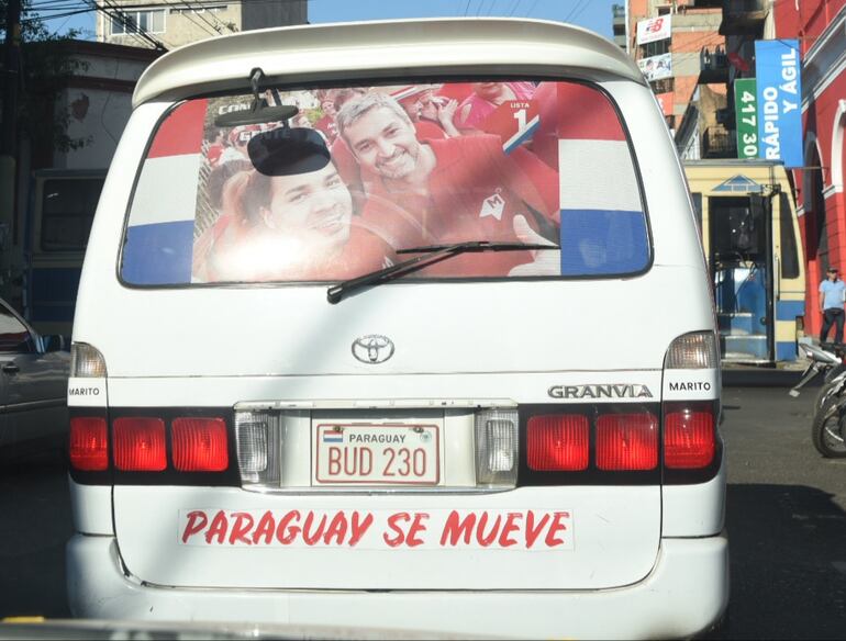 Se movilizan en distintos vehículos en los alrededores del Palacio.