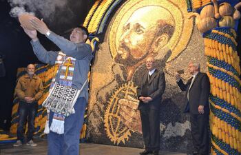 el-sacerdote-ava-guarani-juan-lino-flores-purifica-con-incienso-el-escenario-del-teatro-el-molino-donde-se-prepara-el-retablo-de-maiz-el-presbitero-203436000000-1340732.jpg